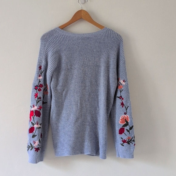 American Eagle Boho Baggy Floral Embroidered Light Blue V-Neck Sweater Small - Picture 10 of 11